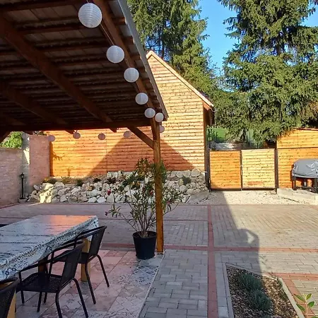 Fahaz A Fenyok Alatt - Borostyankut Wellness Ii Apartamento *